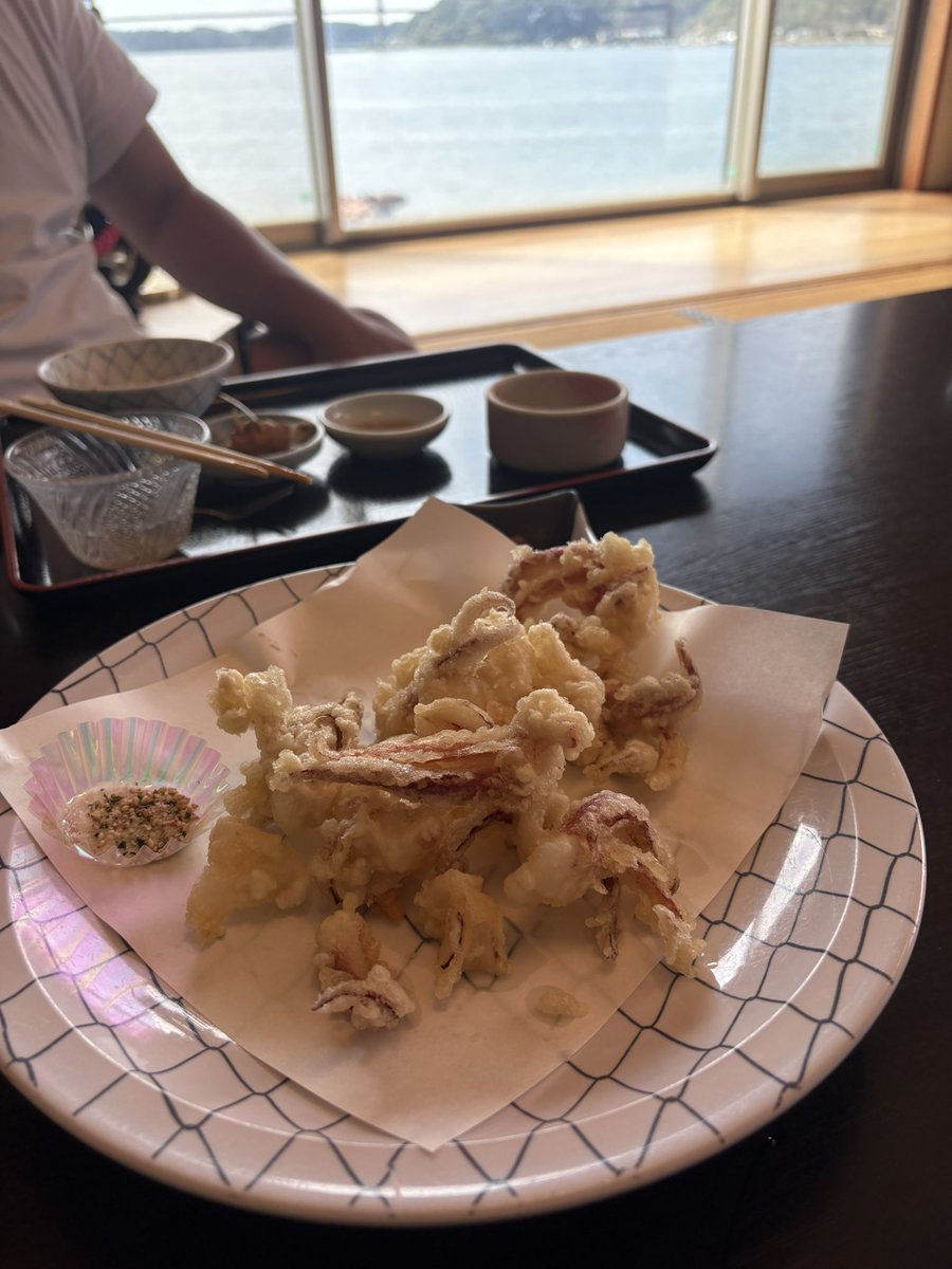 kaoripomupomu's tweet photo. 動くイカ刺身定食　佐賀県の呼子 https://t.co/f8vk6GKw2Z