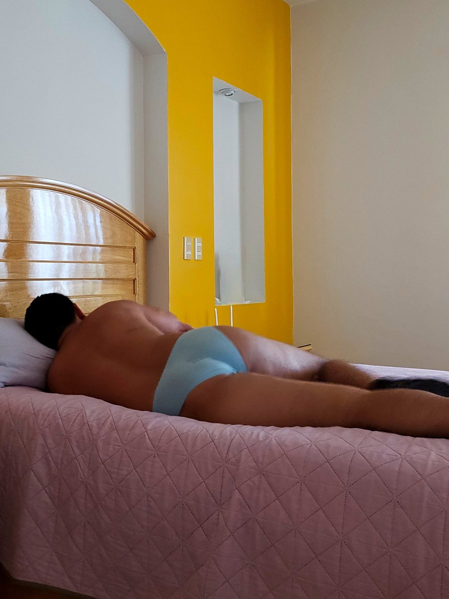 _AlonsoDelRey's tweet photo. Los qué somos del norte de México, los qué somos de Monterrey Nuevo León, me darán la razón de lo caluroso qué es aquí él país así qué es super normal haber crecido o seguir viendo qué los hombres dormimos sólo en #Trusa 🩲 o #Bikinis o entre más chiquito él calzón mucho mejor. https://t.co/HD4fQJtWyZ