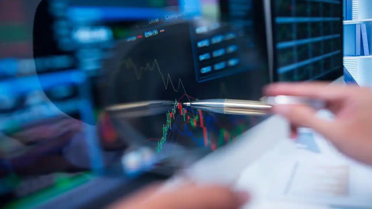 istrangeeyes's tweet photo. Indian stock indices closed flat, with the Nifty index settling at 22,620 points.

At the close, the Sensex fell 48.78 points (0.07%) to 72,480.29, while the Nifty dropped 95.75 points (0.42%) to 22,620.45. Approximately 2,051 stocks advanced, 2,135 declined, and 187 remained unchanged.

Top gainers on the Nifty included ICICI Bank, Kotak Mahindra Bank, Interglobe Aviation, Wipro, and Tech Mahindra, while top losers included Max Healthcare, Apollo Hospitals, SBI Life Insurance, Eternal, and ONGC.

Among sectoral indices, the Metal and Pharma sectors fell by more than 1%, whereas Public Sector Banks, Private Banks, Real Estate, and Media sectors rose by 1–2%.

The Nifty Midcap index closed flat, while the Smallcap index rose 0.2%.

The rally lost momentum due to profit-taking at high levels, followed by a rebound in oil prices. Elevated global bond yields remain a key headwind, limiting the scope for sustained risk-taking.

Amid heightened macroeconomic uncertainty, investors have gravitated toward stocks with relatively attractive valuations and a higher margin of safety; consequently, large-cap stocks—particularly in the banking and IT sectors—have gained upward momentum.

Overall market sentiment remains cautious; investors continue to monitor crude oil price trends, bond yields, inflation expectations, and potential implications for global monetary policy.

As a result, market participants are likely to remain selective until the macroeconomic outlook becomes clearer, favoring companies with strong fundamentals and robust profitability.