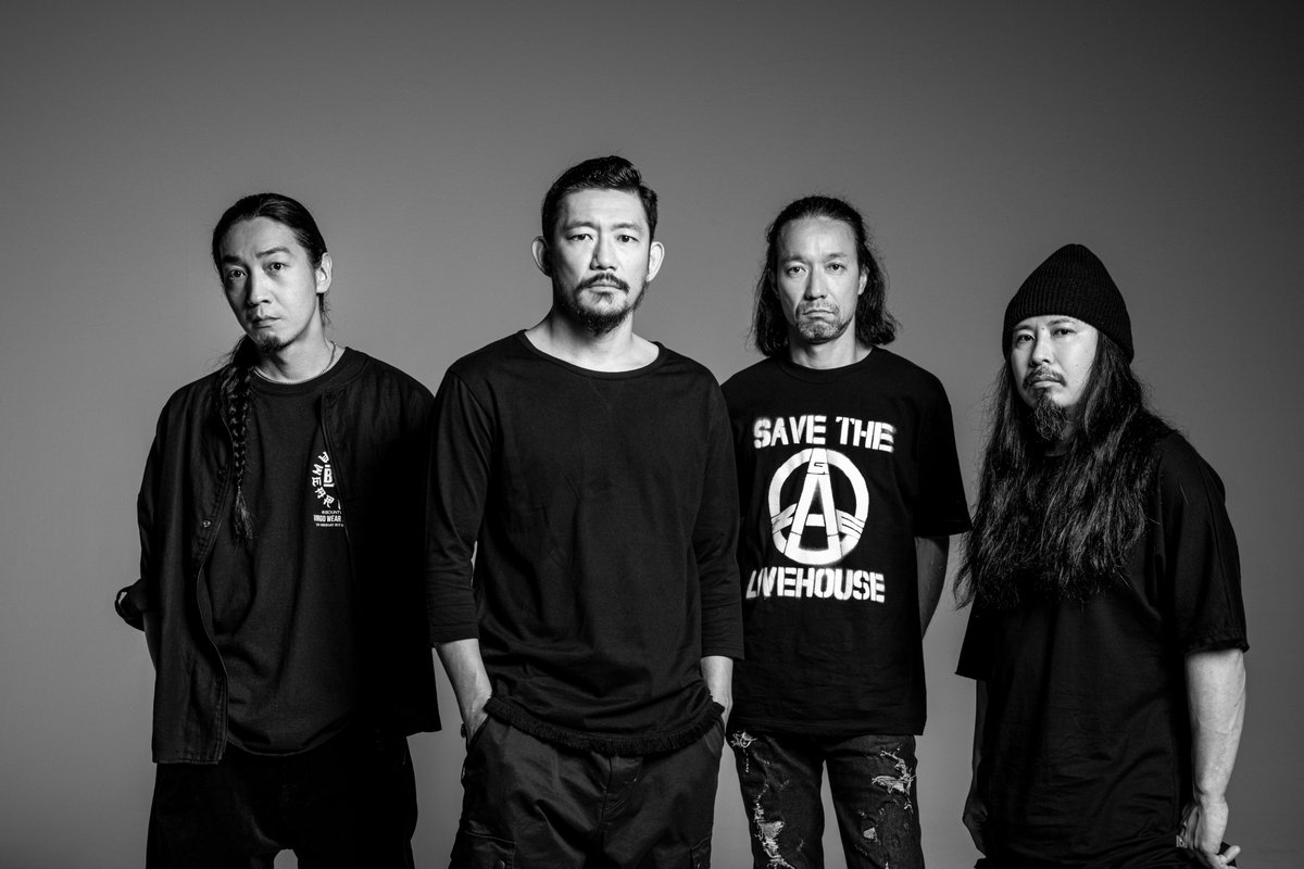 oricon's tweet photo. BRAHMAN・TOSHI-LOW、がん公表
https://t.co/MhYPq4Mytq
⠀
TOSHI-LOWが「S 状結腸がん（大腸がん）」と診断され、近日中に切除手術を行うことを報告。術後の療養・静養のため、10/10(土)11(日)のライブは出演を見合わせる。TOSHI-LOWは2003年にりょうと結婚。バンド・OAUでも活動している。 https://t.co/c2e86Tby8i