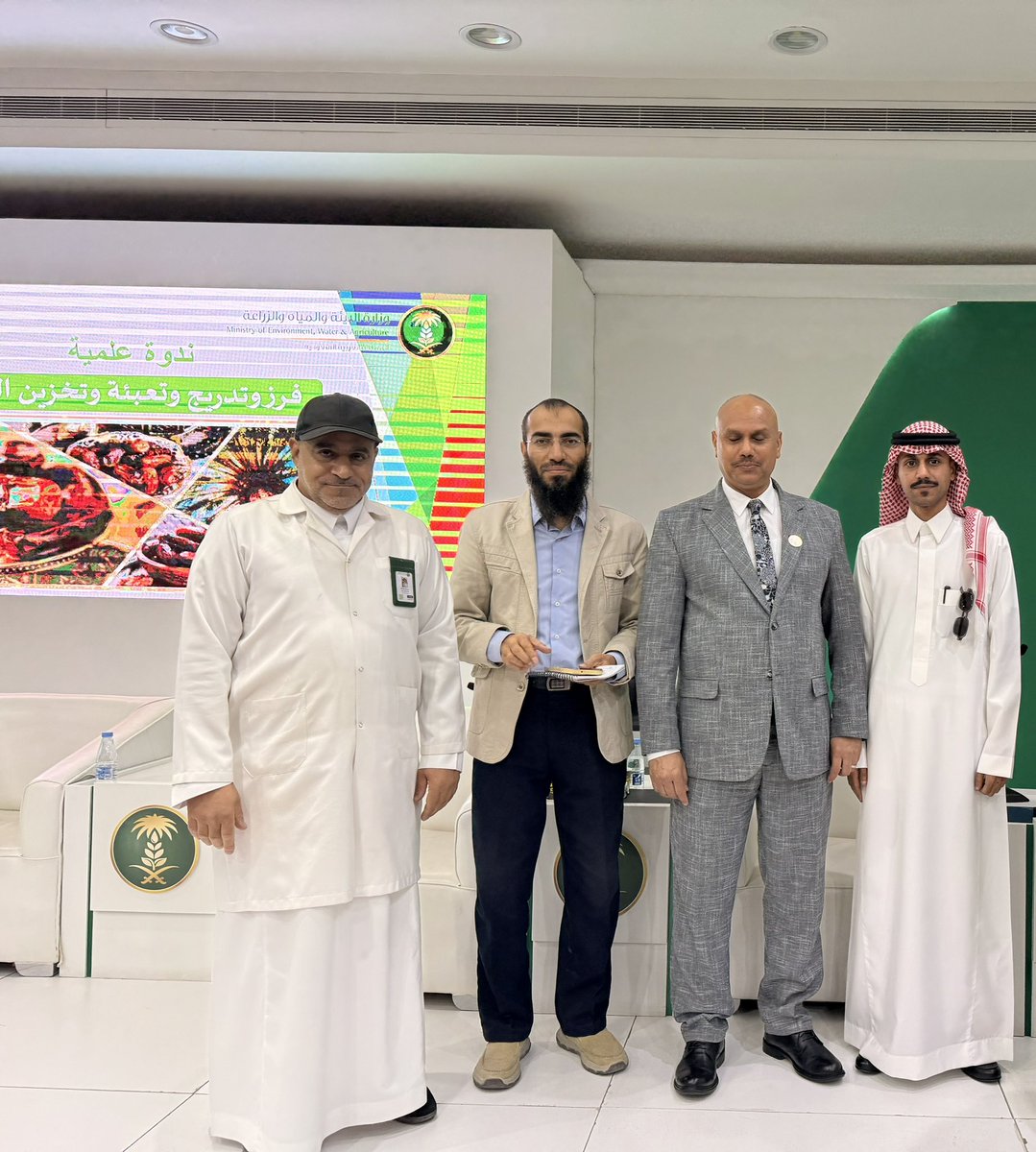 EngNayefq's tweet photo. تشرفت بحضور ندوة «فرز وتدريج وتخزين التمور»، التي نظمتها وزارة البيئة والمياه والزراعة ممثلةً بالإدارة العامة للإرشاد الزراعي بالتعاون مع المركز العربي لدراسة المناطق الجافة والأراضي القاحلة (أكساد).
كل الشكر والتقدير لـ أ.د. حسام متولي 

#التمور #الإرشاد_الزراعي #أكساد https://t.co/NYmXwnJdPz