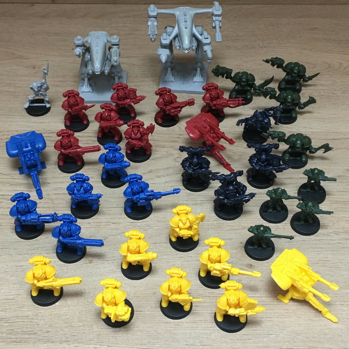 AllmightoFranky's tweet photo. [2/2] Plus sombre et violent le jeu a été un gros succès mais un peu moins que HeroQuest.Deux extensions ont vu le jour,mais une seule en France. Le magazine #WhiteDwarf proposait aussi des scénarios et règles bonus!Merci d’avoir suivi tout le mois mes publications 🙏🙏 https://t.co/NT4YcKN046