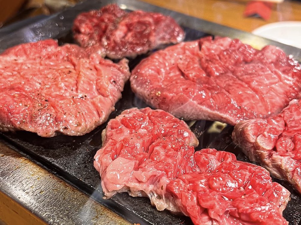 LoTToDesuyo's tweet photo. 肉の日なので焼肉。
もちろんガス火派。

肉は好き。
人妻はもっと好き。

でも最近、
焼肉だけじゃ満たされない。
違う肉も食べたいのよ…

このポスト、
途中まではグルメ垢でした。 https://t.co/19CUqmGt1i