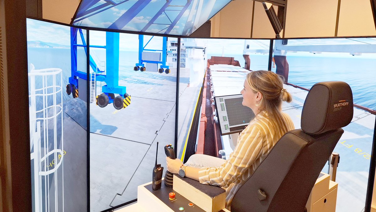 schuttevaer's tweet photo. Spliethoff-bemanning oefent met zware lading in Marin-simulator dlvr.it/TVjS8Z #Spliethoff #MarinSimulator #ZwareLading #Maritiem #Scheepvaart https://t.co/QAMvVk99X9