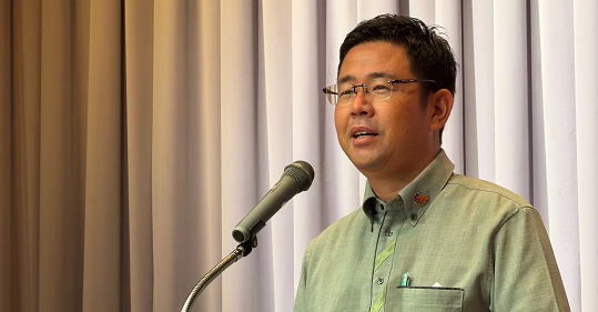 moeruasia01's tweet photo. 【悲報】玉城デニー前知事が、新知事の古謝氏に業務を直接引き継がず代理に任せた、と炎上ｗ

制度上違法ではないだけど、イメージは良くないかな（ ´_ゝ`）
最後くらい笑顔で握手すればよかったかも https://t.co/jYrnaVyMkY