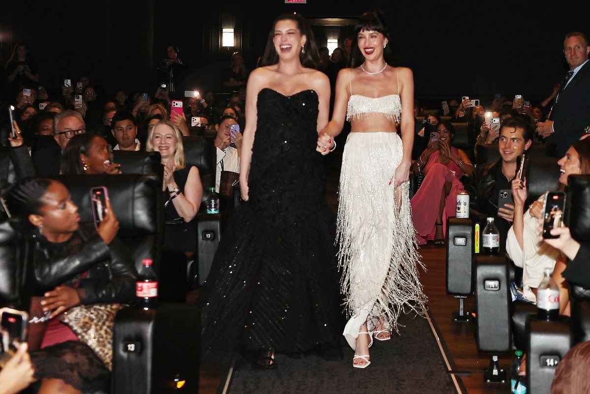 dakhathaway's tweet photo. passando mal que essa foto aqui parece que a anne e a dakota acabaram de casar kk https://t.co/E11LjJKedW