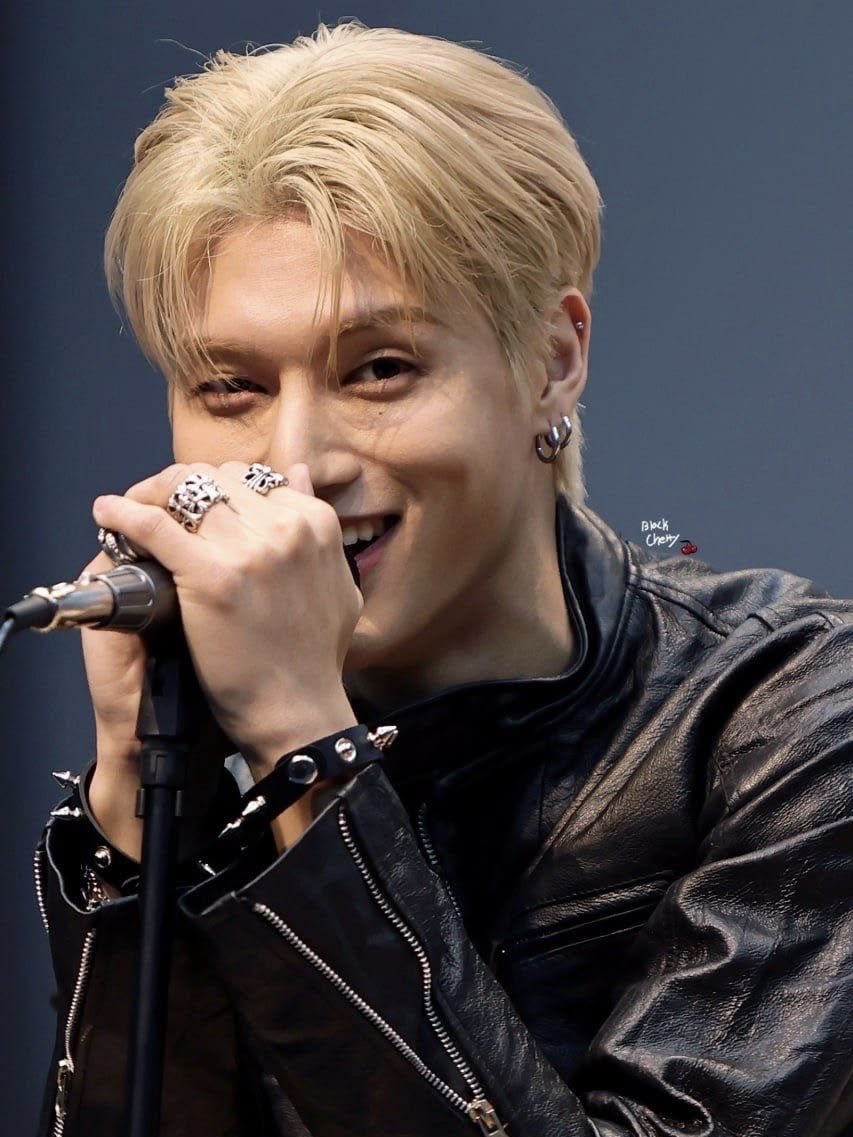 wooyoungsmind's tweet photo. single father sn who rushes out of the office after a difficult day to take his daughter and her friends to a pop-rock band concert

singer wy who can’t take his eyes off the man in a suit who stands out in the crowd and tries to sing his band’s songs to make his daughter happy https://t.co/l2Aw8Zaqnb
