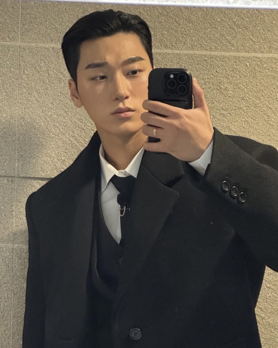 wooyoungsmind's tweet photo. single father sn who rushes out of the office after a difficult day to take his daughter and her friends to a pop-rock band concert

singer wy who can’t take his eyes off the man in a suit who stands out in the crowd and tries to sing his band’s songs to make his daughter happy https://t.co/l2Aw8Zaqnb