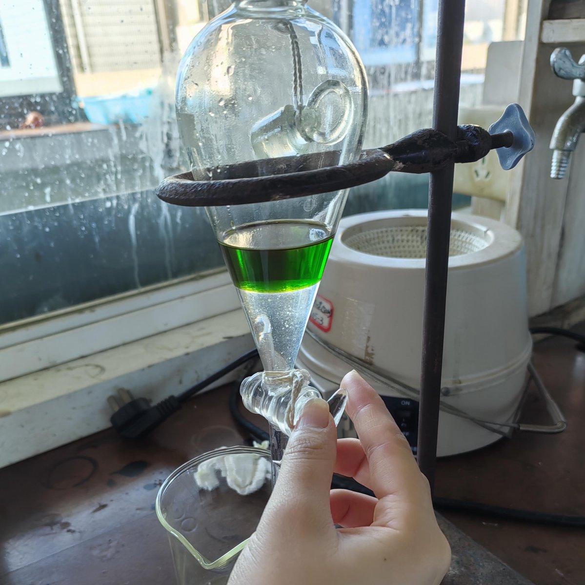 calm_beaco_46's tweet photo. Looking into the viscous brown consumption liquid in the lab today, waiting for the experiment result~ https://t.co/DFMX7xnPaj