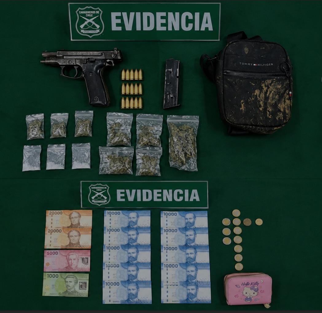 CarabNuble's tweet photo. Carabineros de Retén #Cato, en #Coihueco, detuvo en horas de la noche a mujer que intentó huir de control vehicular, y que tras su captura se le halló dosis de marihuana, cocaína, un arma y cartuchos. En su intento de escape, volcó el automóvil. Tiene prontuario delictual. https://t.co/DJc7ZALiCH