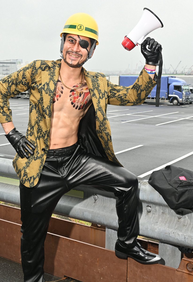 Ultra_Fujitani's tweet photo. 【コスプレ cosplay】

諸君！雨ばかりで憂鬱な天気が続くのう…しかしそんな時こそ元気に挨拶や！📣
ええか…サン！ハイ❗️

龍が如く/真島吾朗(真島建設)
📸@MAIGOOZeonさん　於:C108夏コミ https://t.co/dTqLkss9pa