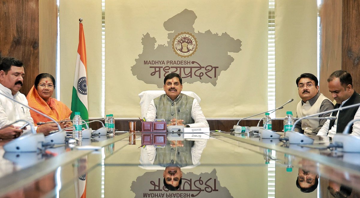DrMohanYadav51's tweet photo. ‘कृषक कल्याण वर्ष-2026’ के अंतर्गत आज उमरिया में आयोजित ‘बलराम कृषि महोत्सव’ में वर्चुअली जुड़कर किसानों से संवाद किया।

उमरिया पारंपरिक खेती के साथ नवाचार में भी आगे बढ़ रहा है। हमारे लिए यह गौरव का विषय है कि उमरिया के सहजन की डिमांड देश के दूसरे राज्यों में भी है।

तकनीक और नवाचार के साथ हमारी सरकार अन्नदाताओं की आमदनी बढ़ाने एवं उन्हें आत्मनिर्भर बनाने के लिए निरंतर कार्य कर रही है।