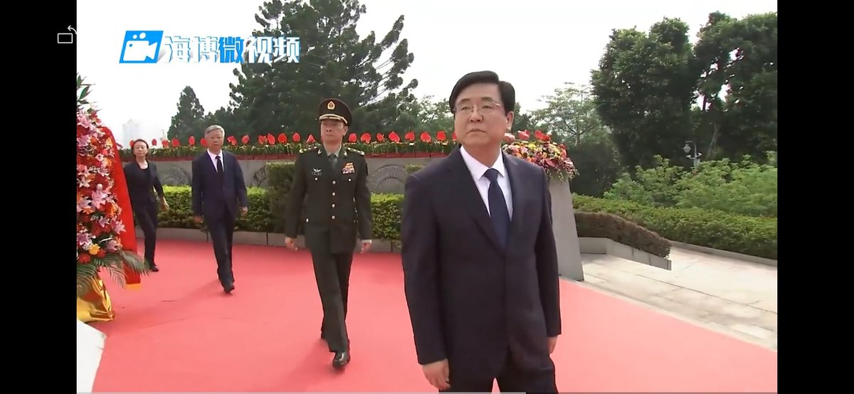 wkdikdal120208's tweet photo. @cnpoliwatch 今天在福建福州举行的烈士纪念日公祭活动上，有一位解放军陆军中将出席。他的名字是两个字，很可能是东部战区陆军的领导。请问有人知道他是谁吗？ https://t.co/Lypm7wobk6