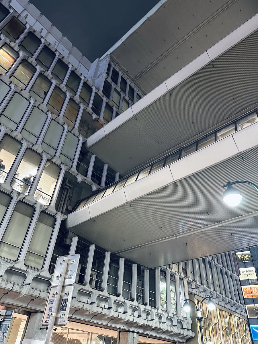 zzzenra's tweet photo. 西武渋谷。最終日見てきました

写真を撮る者多数、警備員や警戒する社員らしき人も多数

渋谷ど真ん中の日常の風景が非日常になっており、なくなる実感が湧いて寂しいですね

普段は全然いない窓際や連絡通路に人めちゃいてわかるになりました https://t.co/a88ohrG7dq