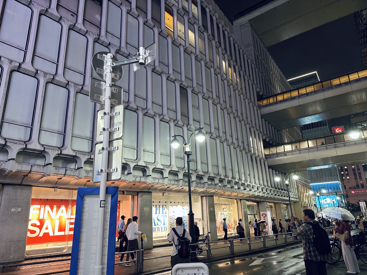 zzzenra's tweet photo. 西武渋谷。最終日見てきました

写真を撮る者多数、警備員や警戒する社員らしき人も多数

渋谷ど真ん中の日常の風景が非日常になっており、なくなる実感が湧いて寂しいですね

普段は全然いない窓際や連絡通路に人めちゃいてわかるになりました https://t.co/a88ohrG7dq