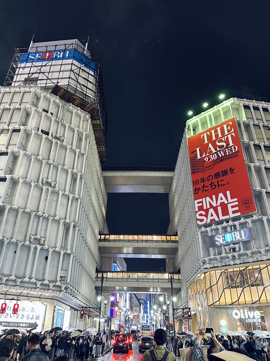 zzzenra's tweet photo. 西武渋谷。最終日見てきました

写真を撮る者多数、警備員や警戒する社員らしき人も多数

渋谷ど真ん中の日常の風景が非日常になっており、なくなる実感が湧いて寂しいですね

普段は全然いない窓際や連絡通路に人めちゃいてわかるになりました https://t.co/a88ohrG7dq