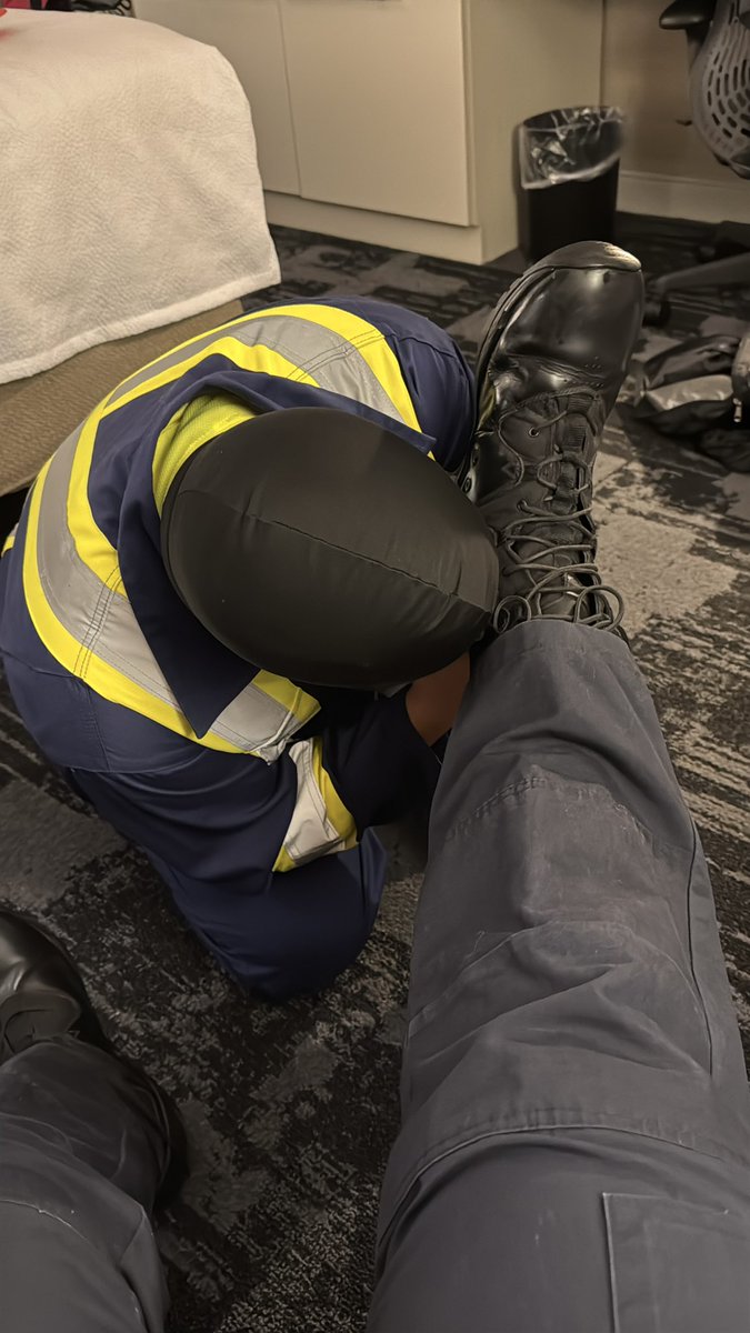 booteddomto's tweet photo. 👷‍♂️ 🧰 Utility Worker  

Watch as this sub licks my tactical boots clean with his 👅 https://t.co/66dE56ewAF
