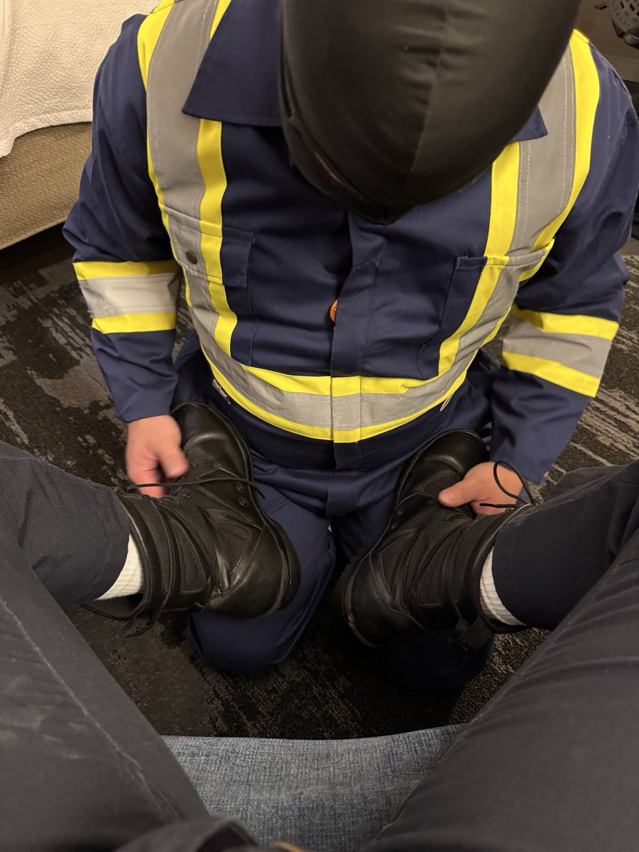 booteddomto's tweet photo. 👷‍♂️ 🧰 Utility Worker  

Watch as this sub licks my tactical boots clean with his 👅 https://t.co/66dE56ewAF