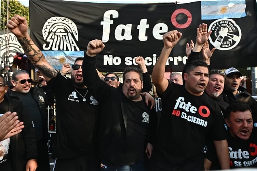 Red__Accion's tweet photo. 🔴 La Justicia suspende la orden de desalojo a la ocupación de la planta de Fate: la sala II de la Cámara de Garantías concedió el recurso de Casación con efecto suspensivo sobre la medida que, el 17 de septiembre, había ordenado el desalojo del predio de San Fernando en beneficio de la patronal de Javier Madanes Quintanilla.

💪🏽 Tras siete meses y medio, los obreros siguen firmes en su lucha contra el lock out patronal y en defensa de los puestos de trabajo.

✍🏾 Por @prensaobrera

📲 +Info: https://t.co/xo2VKFTS1Q
