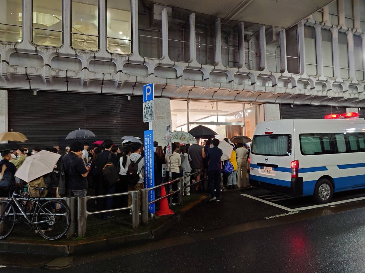 ochanomachibi's tweet photo. ダンナの思い入れのある渋谷西武が閉まった。ダンナは日曜日と昨日と今日、最後を見届けるために会社の帰りに寄っている。
中で会計している間に閉店時間を迎えてしまったようで今開いている中央入り口に人が集まっているらしい。 https://t.co/d8Sr6J4DsH
