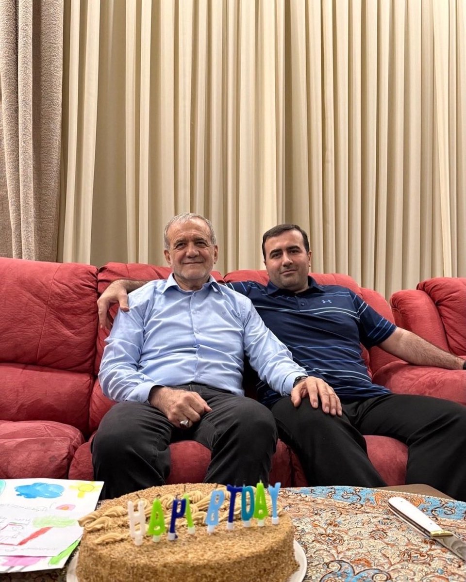 sinkobe24's tweet photo. همه خانواده جمع شدن با هم یه 

happy Birthday 

نتونستن با شمع درست کنن، بعد یه عده انتظار دارن مملکت رو درست کنن! https://t.co/LLB0aopmoR