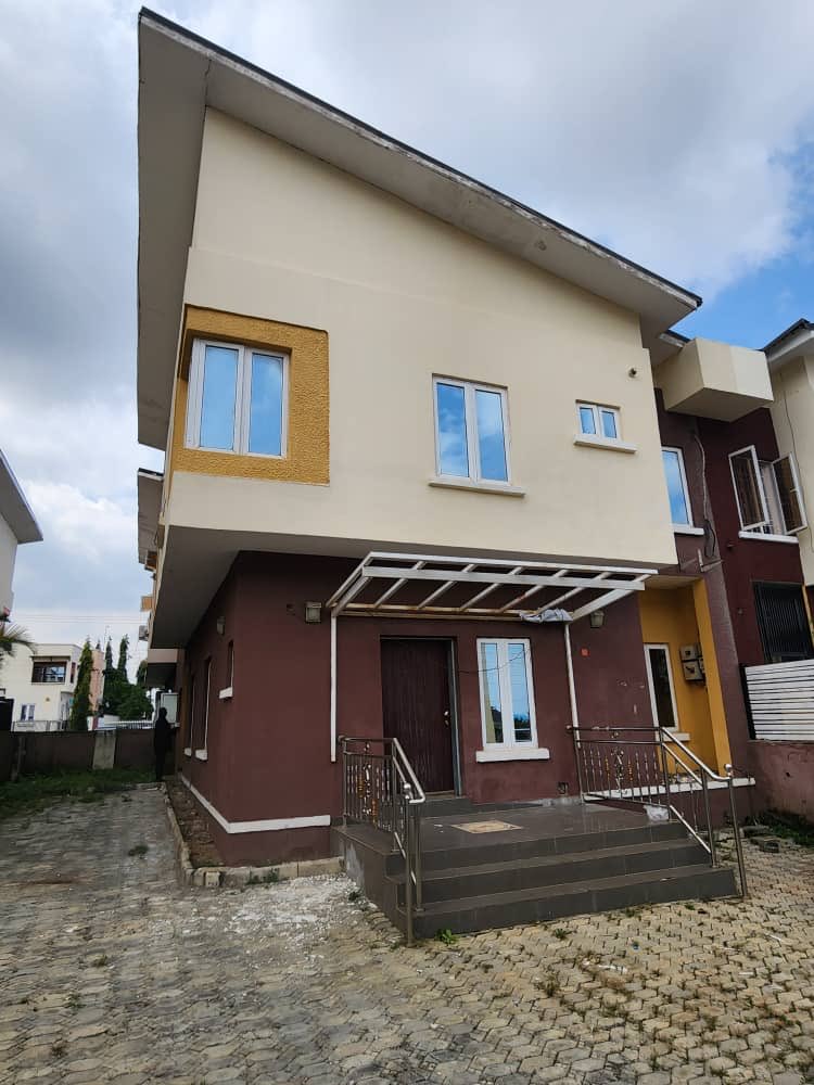 PraiseDynasty_'s tweet photo. To Let:
A 4 bedrooms semi-detached duplex in a serene estate / neighborhood. 
Location: Paradise Estate, after district high court, Life-Camp, Abuja.
Rent: #7m * 2yrs OR #8m p.a
A/L: 20%
NB:interval view video available on request.
#PraiseDynasty_
#RealEstateInvestments
#Lifecamp https://t.co/ecavxow3gY