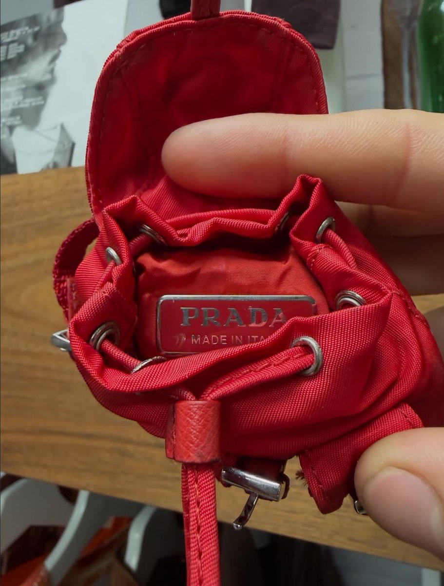 Shtreetwear's tweet photo. Prada Backpack Keychain https://t.co/hNNyUuRfwc
