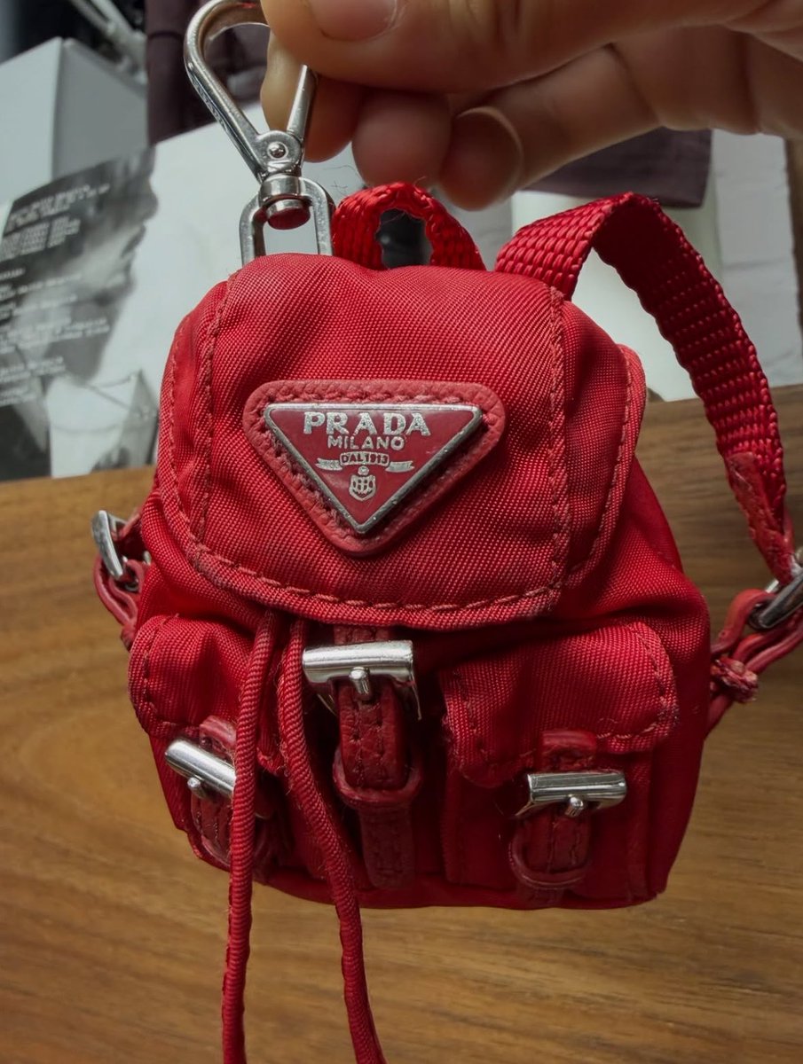 Shtreetwear's tweet photo. Prada Backpack Keychain https://t.co/hNNyUuRfwc