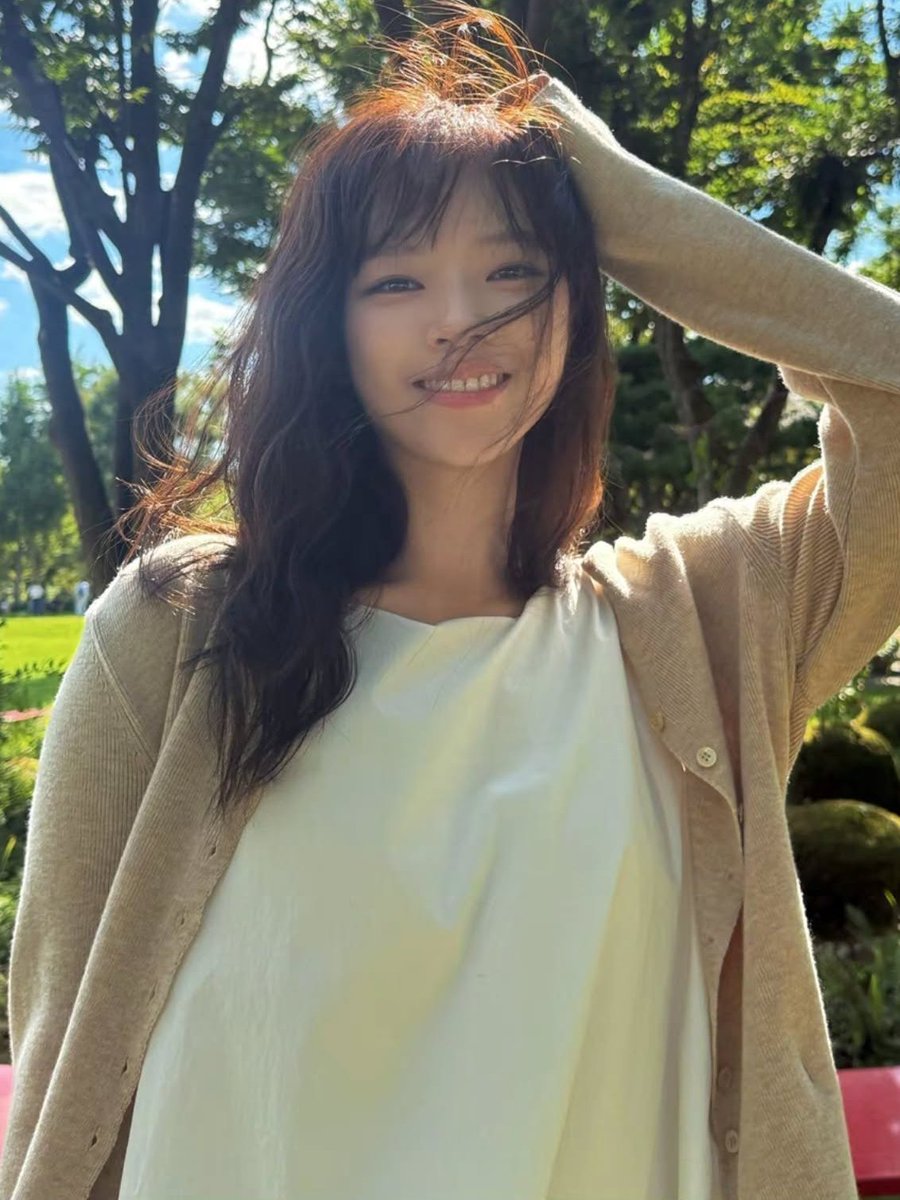 godmitzu's tweet photo. JEONGYEON teases that we'll get to meet her in October, November, December, January, and possibly every month all the way to October next year. https://t.co/ML168U8aQ0