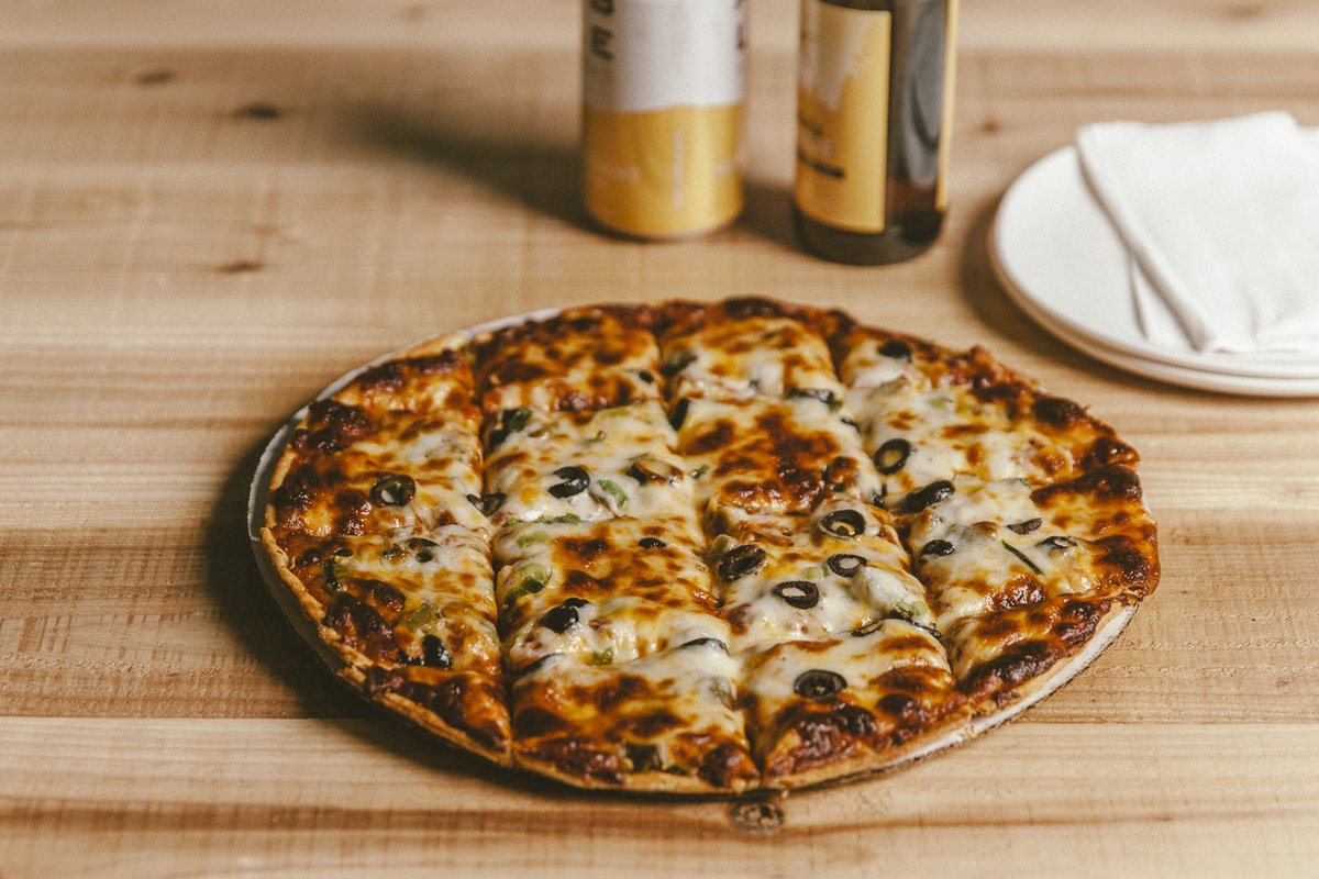 HeggiesPizza's tweet photo. Credit where it's due: Thank you to the pizza in this photo for being so patient and collaborative during the shoot.

Featured the El Jefe: Chorizo, jalapenos, black olives, green onions and two cheeses... fully loaded. 

(Square cut)

See ya on the flip side, Heggies nation. https://t.co/VQD95opKRq