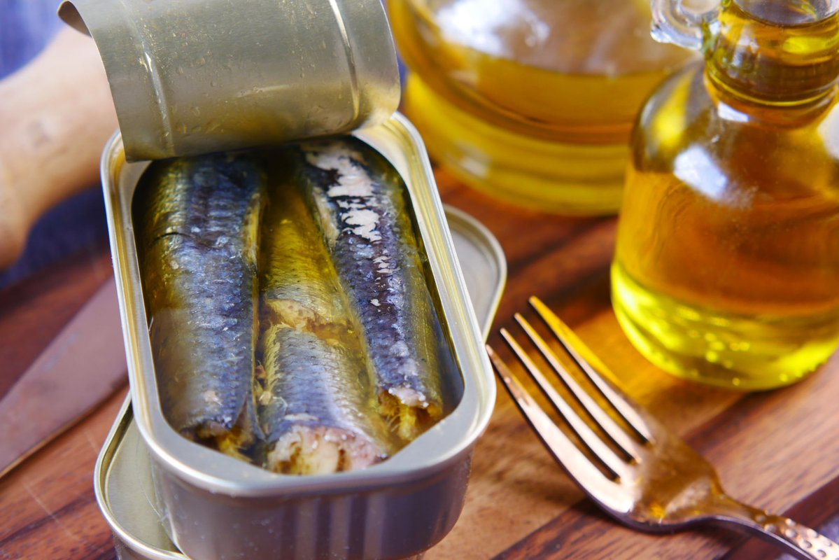 LoriShemek's tweet photo. Do you like sardines? If so, you’re in luck!

They’re good for the brain, heart, gut, and bones. Here, five reasons sardines are a serious superfood:

Sardines are having a moment — and for once the hype actually lines up with the research.

These little fish punch way above their weight for brain, heart, gut, bones, and longevity. 

Here’s why they’re worth putting on your plate more often 👇

1.  Brain health
 They’re packed with EPA + DHA (especially DHA, a major building block of brain cell membranes) plus vitamin D. Higher omega-3 status is linked to better memory, processing speed, and brain structure. A trial using sardine oil even showed changes in brain activity during working-memory tasks in older adults.

2.  Heart health
 Same omega-3s help lower triglycerides, blood pressure, and inflammation. One 12-month RCT in older adults with prediabetes found that adding sardines improved HDL, triglycerides, blood pressure, and insulin resistance compared with the control group.

3.  Gut health
 Omega-3s appear to influence the gut microbiome and gut-barrier integrity. A small trial in people with type 2 diabetes who ate sardines several times a week saw favorable shifts in their gut bacteria.

4.  Bone health
 Canned sardines come with the soft, edible bones — a solid source of calcium — plus vitamin D to help you absorb it. Higher fish intake has been associated with lower osteoporosis risk in observational studies.

5.  Longevity signal
 There’s no “sardines make you live forever” study, but frequent small-fish intake was linked to lower all-cause and cancer mortality in a large Japanese cohort (especially in women). Broader reviews also tie higher fish + omega-3 intake to lower mortality risk.

Bonus: they’re low on the food chain so mercury is generally lower than in bigger fish, inexpensive, and the whole fish (skin + bones) is edible when canned.

Aim for 1–2 times a week. Wild-caught, packed in olive oil or water, squeeze of lemon. That’s it.

Tiny fish, surprisingly big payoff. Have you jumped on the sardine train yet? 😊