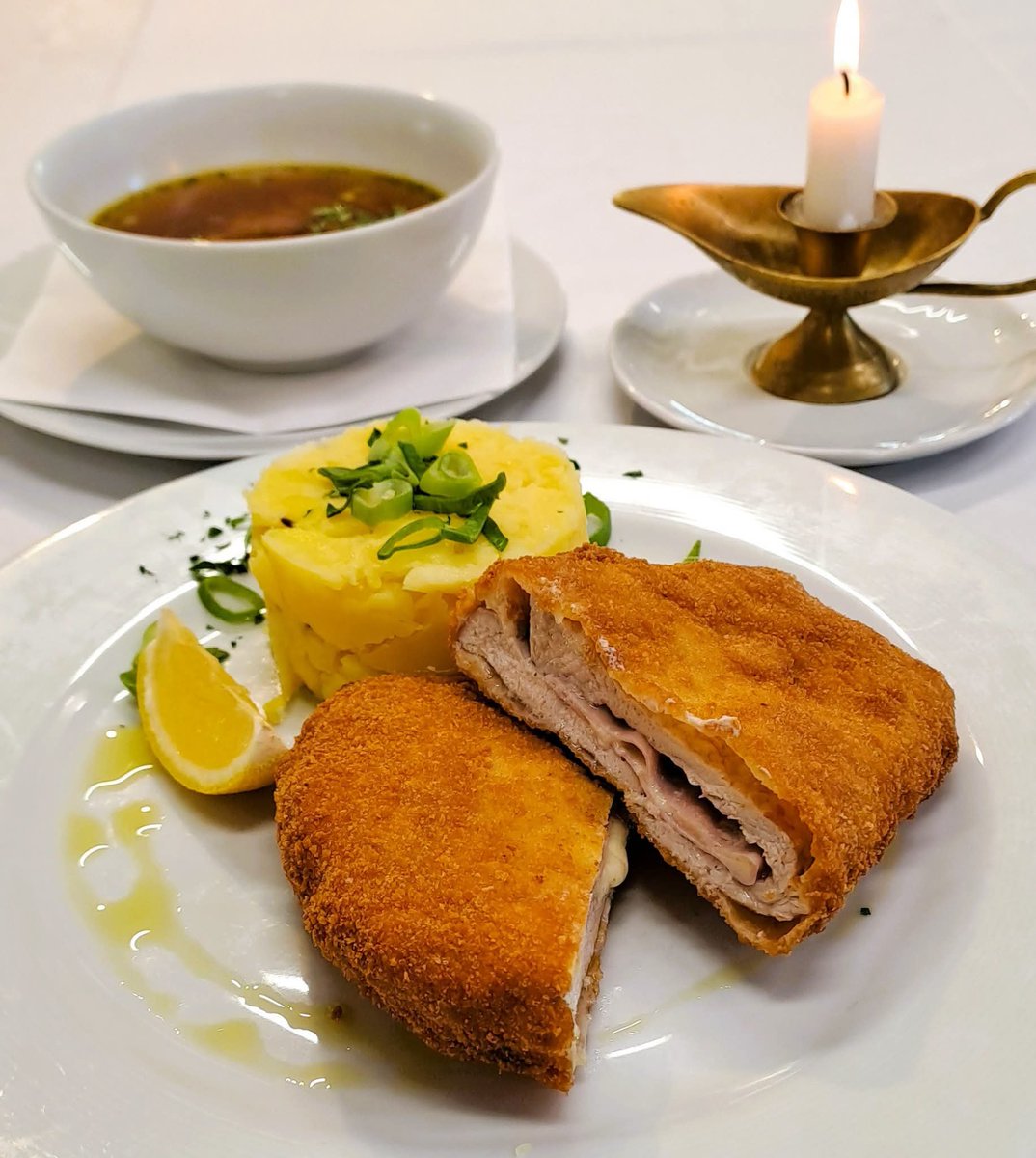 Hotel_Perslak's tweet photo. 🇨🇿 Dnes, 30.09. 2026, Vás na denním menu čeká:
Zeleninový vývar s vejci a krupicovými knedlíčky
a 
Velká vepřová kapsa plněná šunkou a sýrem se šťouch. brambory s jarní cibulkou (253,-- CZK/11,-- €) 
Toto dnešní menu pro Vás připravil náš kuchař Jiří Vopěnka. https://t.co/n6bKnzrz3f