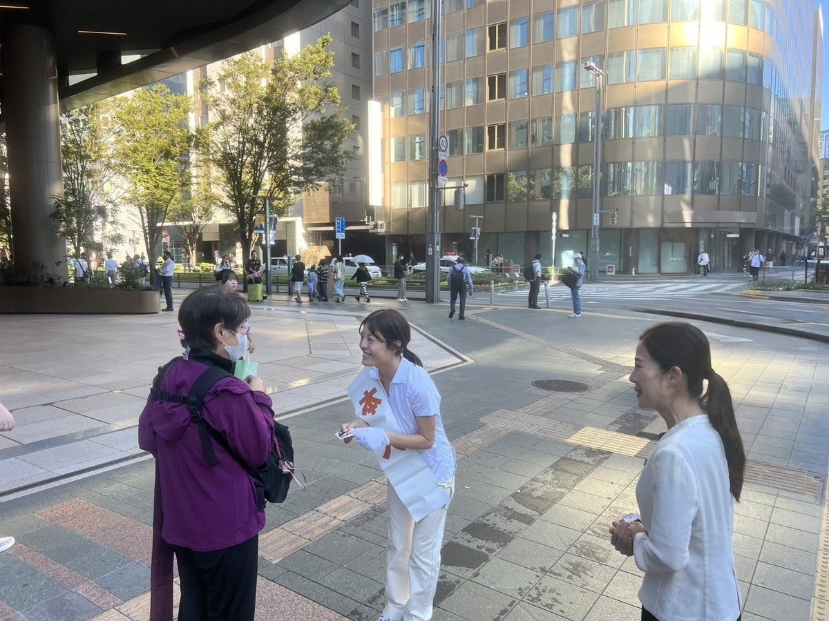 yoshitomi3keiko's tweet photo. 今日は　
博多駅の朝のご挨拶から始まり
千早駅での街頭にて終了しました🌙

引き続き明日も頑張ります🔥 https://t.co/8D9LrAXRXA