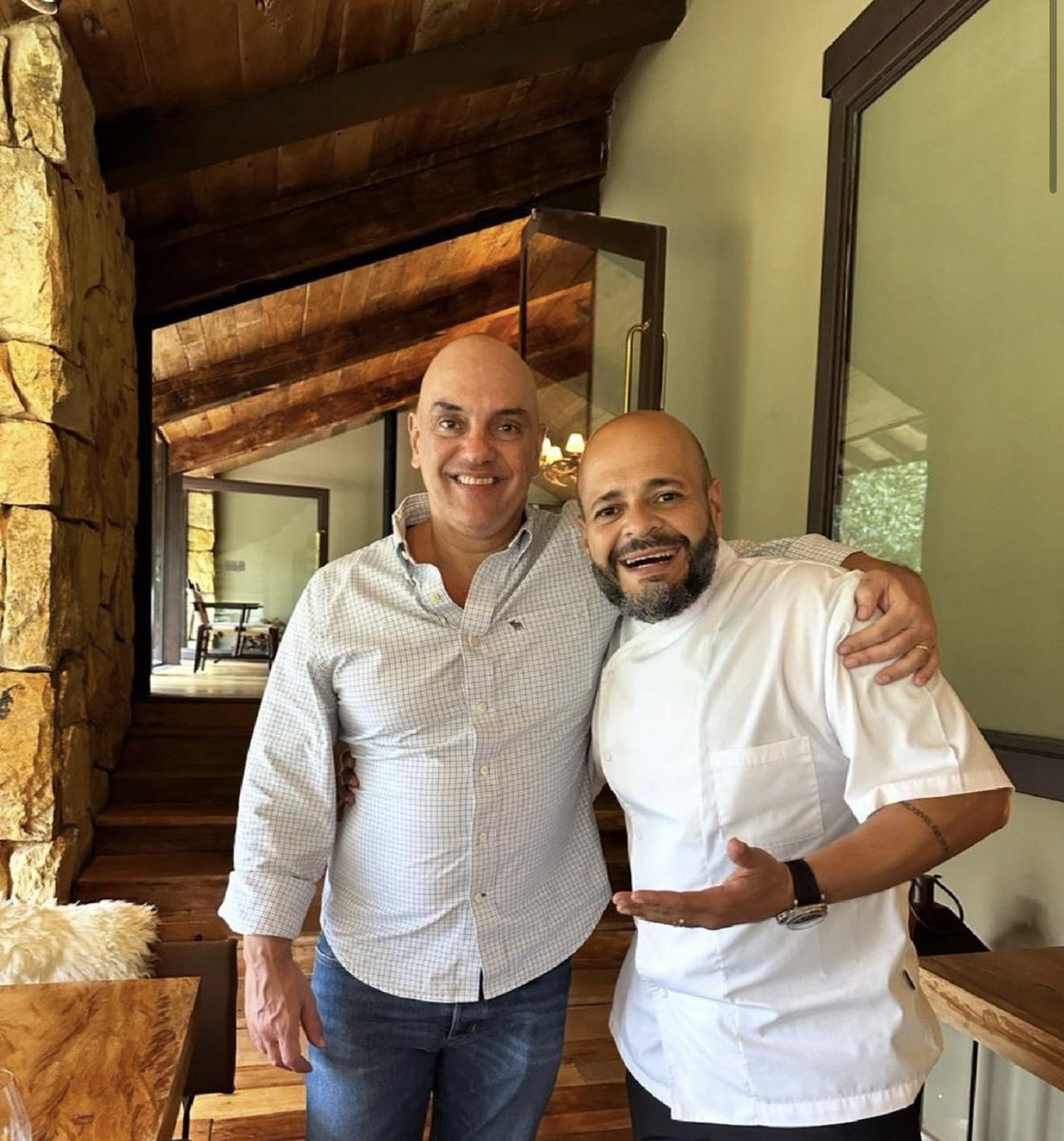 Pri_usabr1's tweet photo. ORA, ORA, ORA… 

CAVIAR, VIEIRAS, WAGYU E VINHOS DE DEZENAS DE MILHARES DE REAIS. Imagens do celular de Daniel Vorcaro mostram o almoço “ultra VIP” organizado para Alexandre de Moraes em Campos do Jordão. Enquanto isso, o brasileiro comum paga a conta. Que relação é essa? https://t.co/q74LnrSKCp
