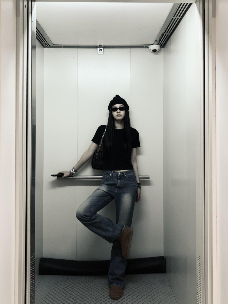 cdenyu's tweet photo. zounds, a lift, a handrail n’ me:
the only squabble here is..
who reaches the top floor #first. https://t.co/3HaGhWbCkc