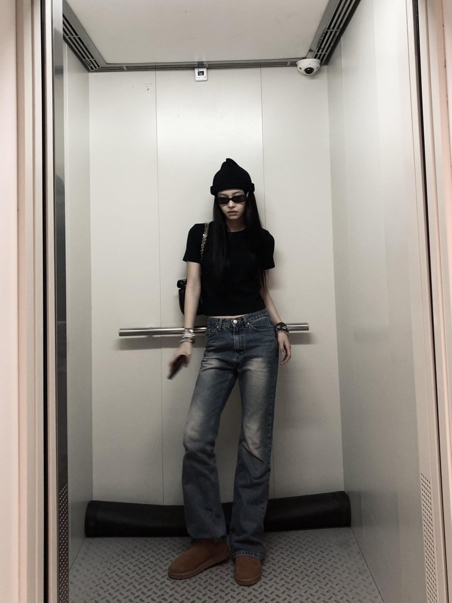 cdenyu's tweet photo. zounds, a lift, a handrail n’ me:
the only squabble here is..
who reaches the top floor #first. https://t.co/3HaGhWbCkc