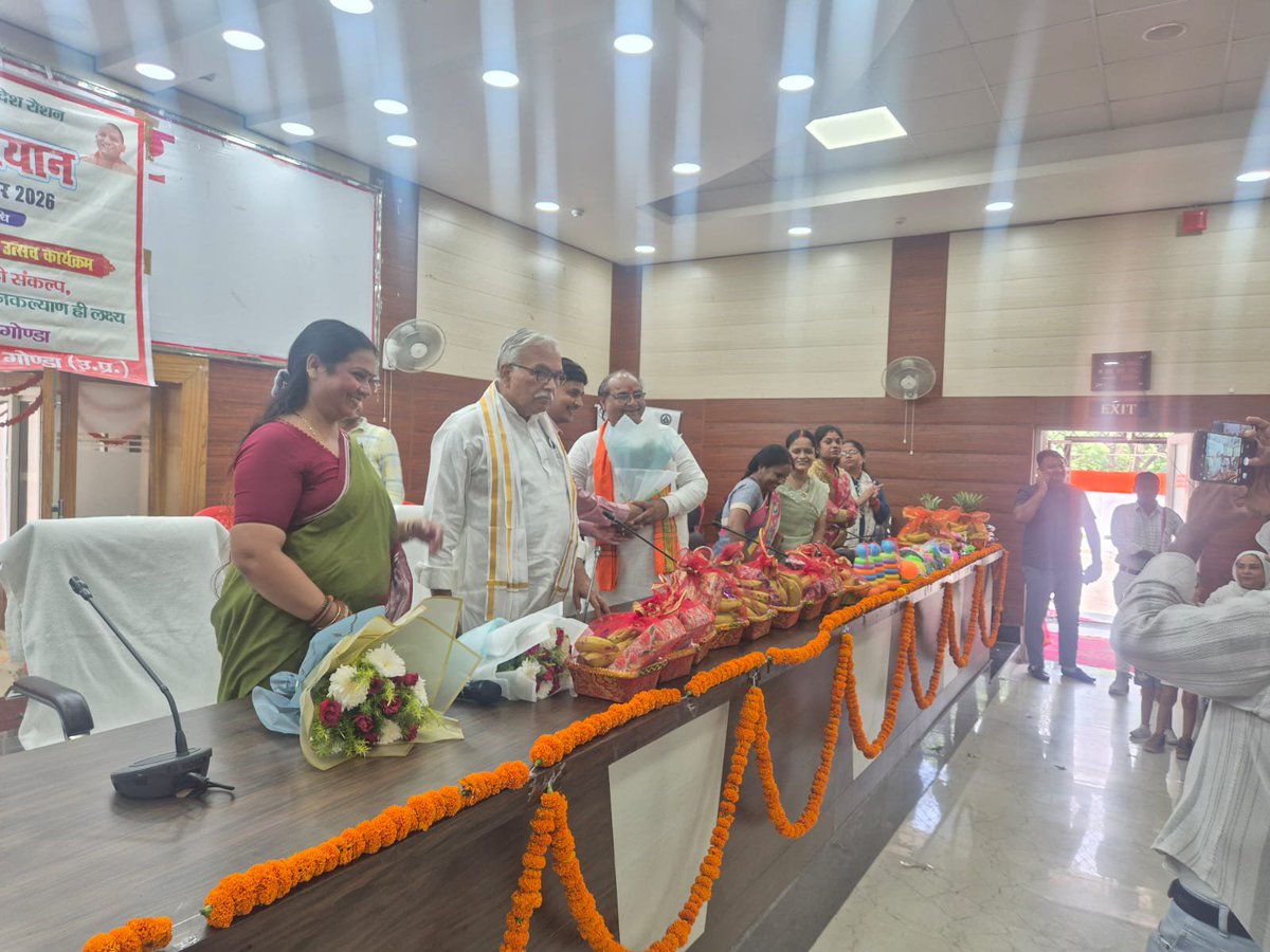 dmgonda2's tweet photo. "सेवा संकल्प अभियान" अन्तर्गत जिला पंचायत सभागार में बाल विकास एवं पुष्टाहार विभाग द्वारा आयोजित गोदभराई, अन्नप्राशन, हेल्दीवेबीशो कार्यक्रम के दौरान जनप्रतिनिधियों की उपस्थिति में आंगनबाड़ी कार्यकत्री/सहायिकाओं को सम्मानित किया गया।
#सेवा_संकल्प_अभियान
#गोण्डा_उत्तर_प्रदेश https://t.co/7JUWgfAzFm
