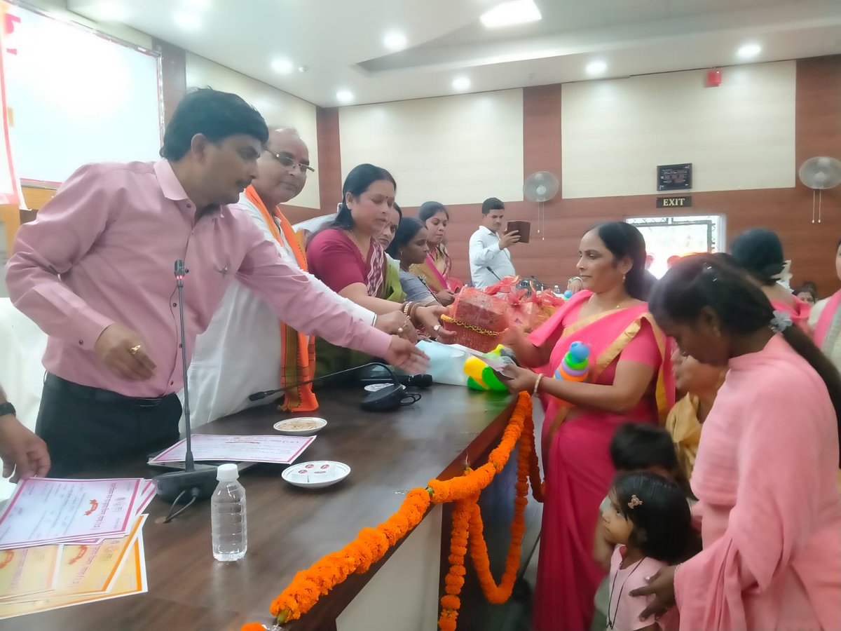 dmgonda2's tweet photo. "सेवा संकल्प अभियान" अन्तर्गत जिला पंचायत सभागार में बाल विकास एवं पुष्टाहार विभाग द्वारा आयोजित गोदभराई, अन्नप्राशन, हेल्दीवेबीशो कार्यक्रम के दौरान जनप्रतिनिधियों की उपस्थिति में आंगनबाड़ी कार्यकत्री/सहायिकाओं को सम्मानित किया गया।
#सेवा_संकल्प_अभियान
#गोण्डा_उत्तर_प्रदेश https://t.co/7JUWgfAzFm