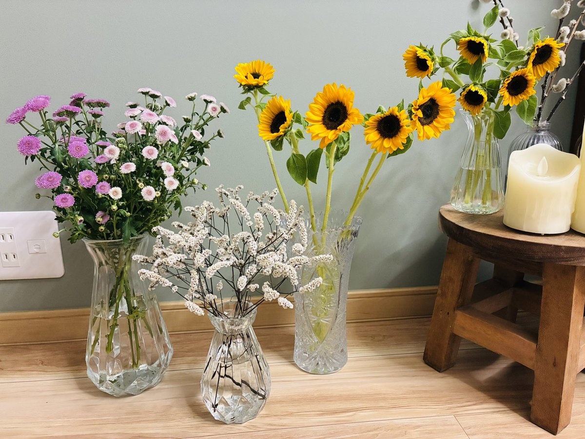 micamahina's tweet photo. 切り花を買い足しちゃった。10本200円なんですもの🌻 https://t.co/WbZrFV3s41