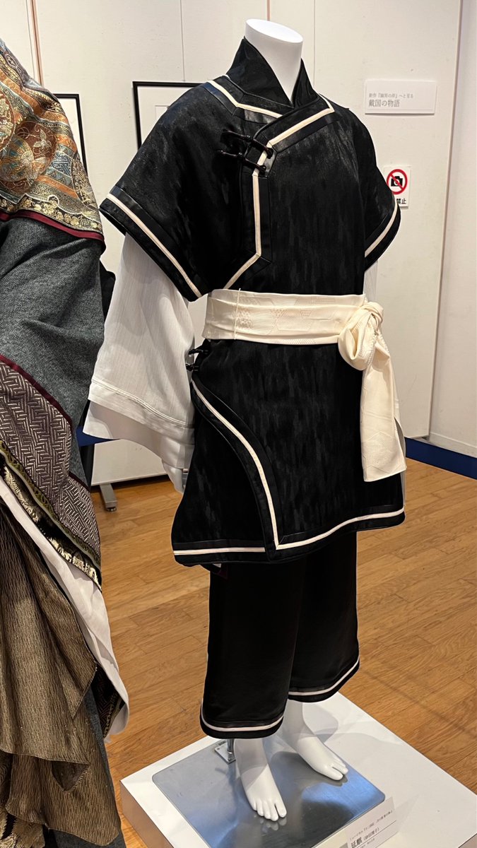 azurite_year's tweet photo. 十二国記の原画展見てきました。原画の前で眼鏡着けたり外したり(老眼💦)、間近で見れてよかったです。舞台衣装(撮影OK)はあんまり近くで見る事ないので、凝った作りに感心しきりでした。 https://t.co/DCRWsIbuG5