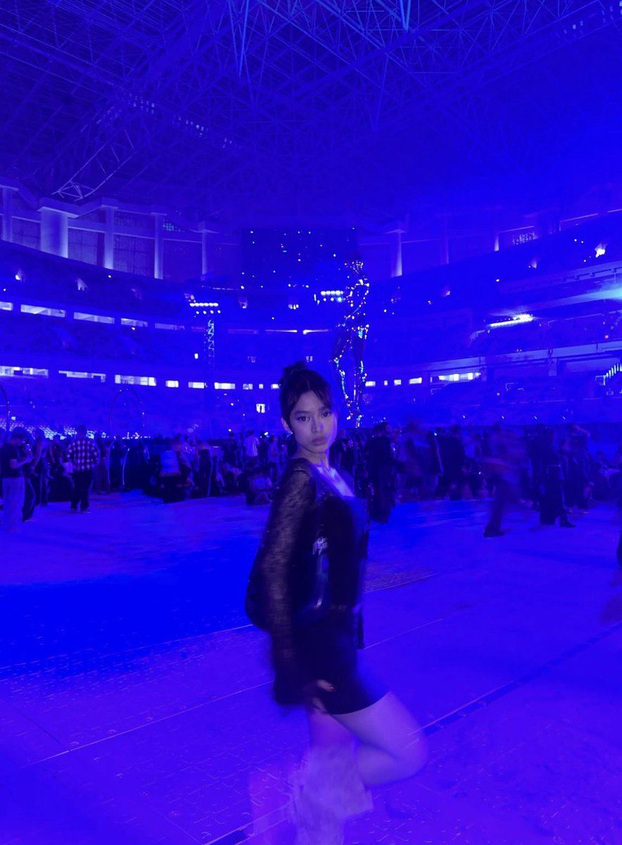 sukagabutgt's tweet photo. AQEELA CALISTA &amp; OUTFIT KONSERANNYA YANG MANTAB INI😭🖤🖤🖤🖤 https://t.co/DHEdymkCOy