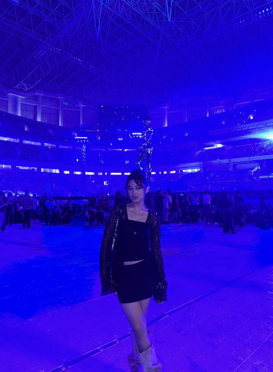 sukagabutgt's tweet photo. AQEELA CALISTA &amp; OUTFIT KONSERANNYA YANG MANTAB INI😭🖤🖤🖤🖤 https://t.co/DHEdymkCOy