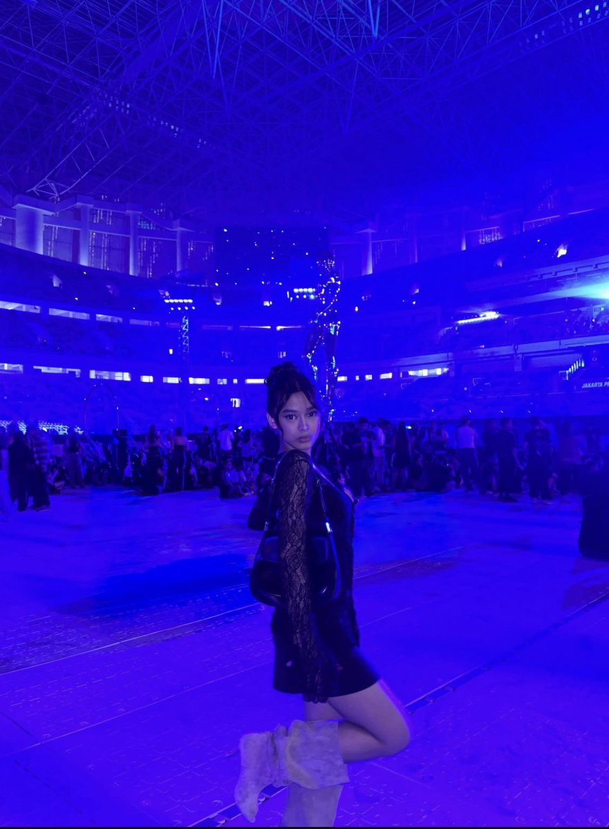 sukagabutgt's tweet photo. AQEELA CALISTA &amp; OUTFIT KONSERANNYA YANG MANTAB INI😭🖤🖤🖤🖤 https://t.co/DHEdymkCOy