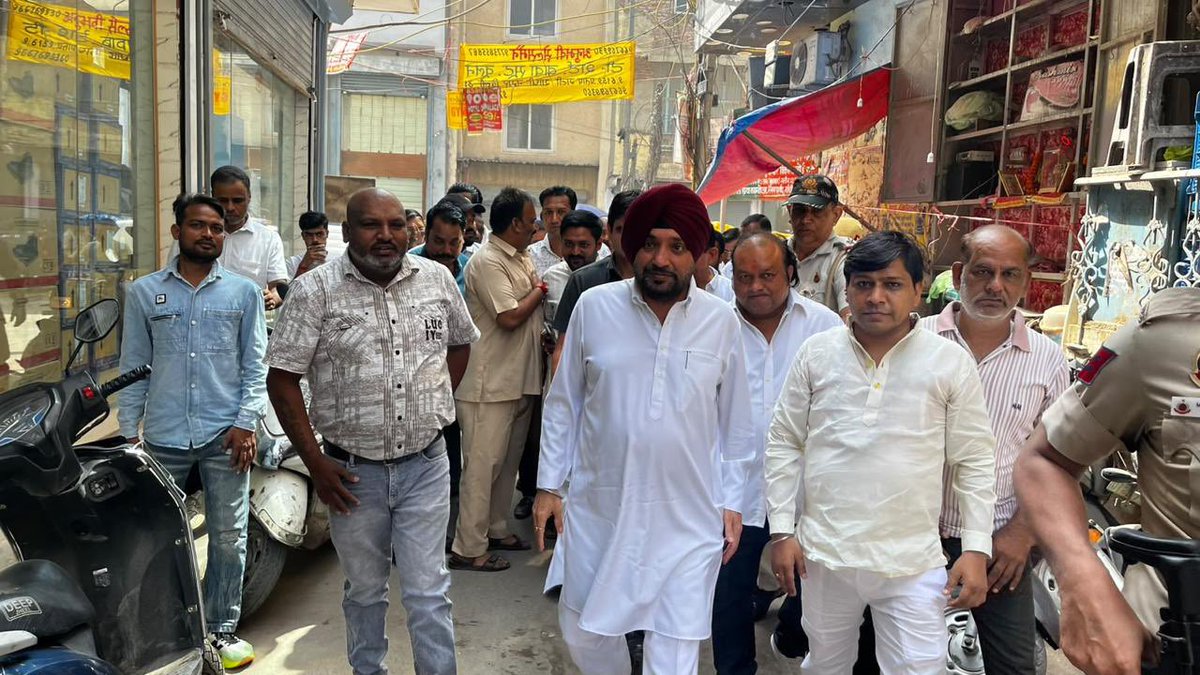 ArvinderLovely's tweet photo. आज कैलाश नगर कार्यालय में जन संवाद अभियान के अंतर्गत क्षेत्रवासियों से मुलाकात कर उनकी समस्याओं, शिकायतों और सुझावों को विस्तार से सुना। स्थानीय नागरिक सुविधाओं एवं क्षेत्र से जुड़े विभिन्न विषयों को लेकर उपस्थित लोगों से सार्थक संवाद किया।

जनता की समस्याओं का समाधान और क्षेत्र का निरंतर विकास हमारी प्राथमिकता है। क्षेत्रवासियों के साथ निरंतर संवाद एवं संबंधित विभागों के समन्वय से जनसुविधाओं को बेहतर बनाने के लिए प्रयास जारी रहेंगे।

#JanSamvaad