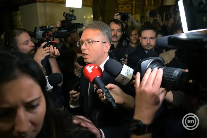 DNewsHungary's tweet photo. Orbán-era ministers arrested as National Asset Recovery and Protection Office and prosecution orders detention dnh.​news/TVjSQD Click to read more #hungary #dailynewshungary https://t.co/jZwFn68RJs
