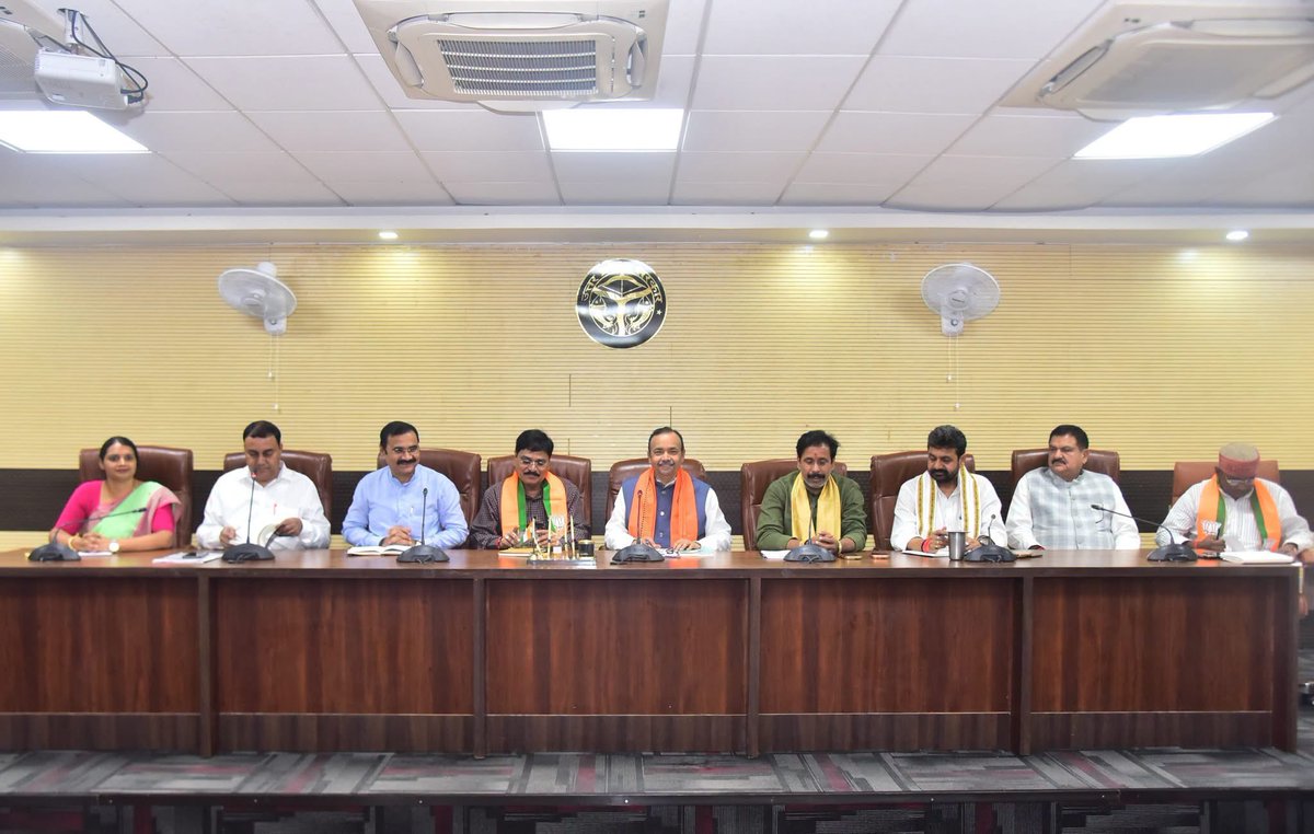 IJAGDISHPATEL's tweet photo. आगामी 7 अक्टूबर को वाराणसी में प्रस्तावित ‘सेवा संकल्प अभियान’ के अंतर्गत वडनगर से काशी सेवा यात्रा के भव्य समापन एवं माननीय राष्ट्रीय अध्यक्ष श्री @NitinNabin जी की प्रस्तावित जनसभा की तैयारियों को लेकर बैठक की।

#KashiSevaYatra #VadnagarToKashi
#SevaSankalpAbhiyan https://t.co/CcA0o0FMm8