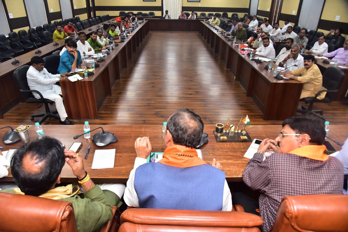 IJAGDISHPATEL's tweet photo. आगामी 7 अक्टूबर को वाराणसी में प्रस्तावित ‘सेवा संकल्प अभियान’ के अंतर्गत वडनगर से काशी सेवा यात्रा के भव्य समापन एवं माननीय राष्ट्रीय अध्यक्ष श्री @NitinNabin जी की प्रस्तावित जनसभा की तैयारियों को लेकर बैठक की।

#KashiSevaYatra #VadnagarToKashi
#SevaSankalpAbhiyan https://t.co/CcA0o0FMm8
