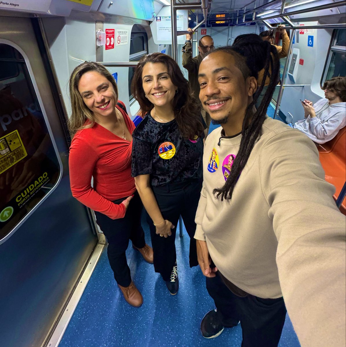 matheuspggomes's tweet photo. Começamos o dia na estação Novo Hamburgo, 6h. Recepção ótima, várias ideias trocadas…

Eis que um homem idoso resolve falar baixinho “Manuela cad*la”. 

Ele achou que não íamos ouvir, mas a reação veio. Foi constrangido por nós na frente de todo o vagão, o infeliz ficou pianinho, sob o dedo em riste da Manu. A reação das mulheres ao redor era impagável! 

Serão quatro dias intensos até o domingo! Sem baixar a cabeça, apresentando ideias, assim vencemos!