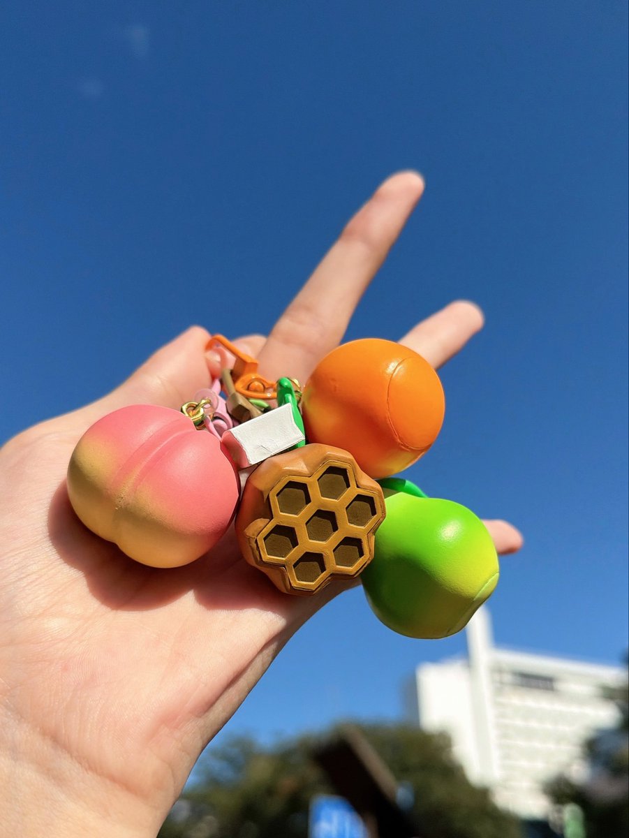 reia_hkt48's tweet photo. どうぶつの森のフルーツキーホルダーコレクションGETしました🍐🍊🍑
絶対に欲しかったの🥲可愛すぎる🐝🤍

街中の私と… https://t.co/kCbuebys10