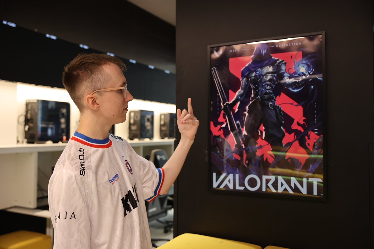 TeamVitalityCS's tweet photo. @TeamVitalityVAL @Derke @chronicleEZ @profekval @VITsayonara @Jamppi_ @ValorantEsports Well done brother 🤝 https://t.co/XqOUn4Xy2n